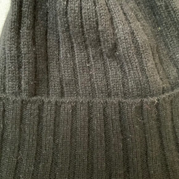 Amicale 100 % Cashmere Genuine Shearling Pompom Beanie Hat in Black Color OS NWT - Picture 6 of 8